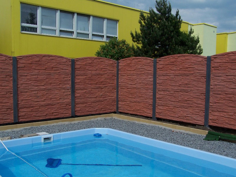 Betonový plot může mít i jinou barvu než šedou